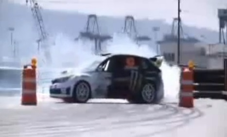유튜브에 올라온  환상적인 자동차 드리프트라는 동영상이 누리꾼들 사이에서 화제다. / 유튜브 캡처