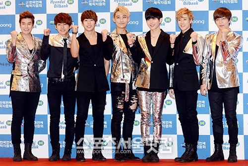 동호(왼쪽에서 두 번째)가 팀 탈퇴를 선언해 유키스는 6인조로 활동할 예정이다. /더팩트DB