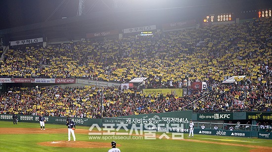 17일 저녁 서울 잠실야구장에서 열린 2013 한국야쿠르트 세븐 프로야구 LG트윈스 와 두산 베어스와의 플레이오프 2차전 경기가 열린 가운데 LG트윈스 팬들이 열띤 응원을 펼치고 있다. / 잠실 = 임영무 기자