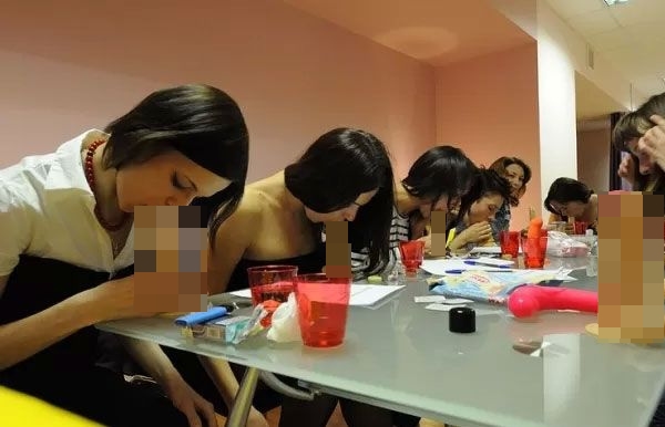 남성 성기 모양 기구로 수강생들이 실습을 하고 있다. / 온라인커뮤니티