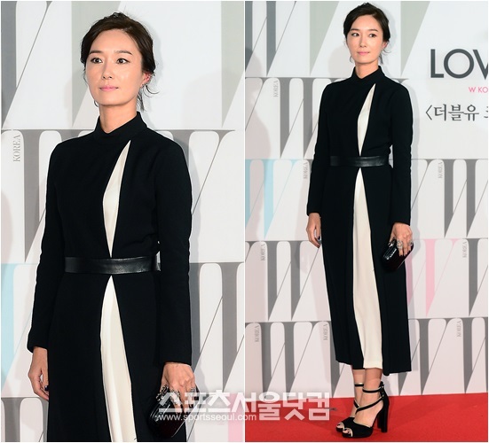 오연수는 흑백이 매치된 롱 드레스로 세련된 스타일링을 완성했다. / 이새롬 기자