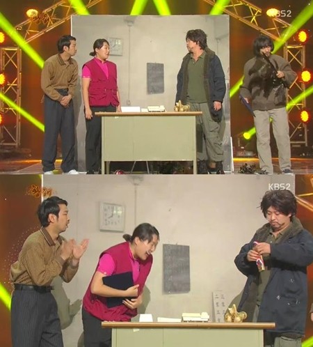 개그우먼 이수지(왼쪽에서 두번째)가 KBS2 개그콘서트-황해에서 보이스피싱협회로부터 상장과 메달을 받고 있다./KBS2 개그콘서트 방송 화면 캡처