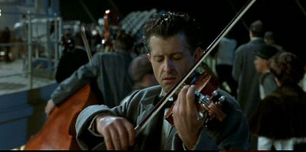 지난 19일(현지 시각) 미국의 매체 CNBC는 영국 경매 시장에 타이타닉호 침몰 당시 있었던 윌리스 하틀리의 바이올린이 90만 파운드에 낙찰됐다는 소식을 보도했다. / 사진=영화 타이타닉 장면 캡처