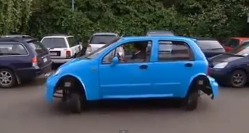 네 바퀴가 자유자재로 회전하는 자동차 동영상이 인터넷 상에서 화제다. / 유튜브 캡처