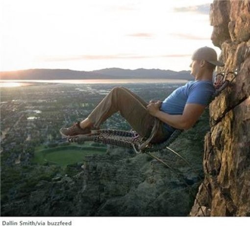 110m 벼랑에 설치된 의자가 관심을 모았다. /  온라인 커뮤니티