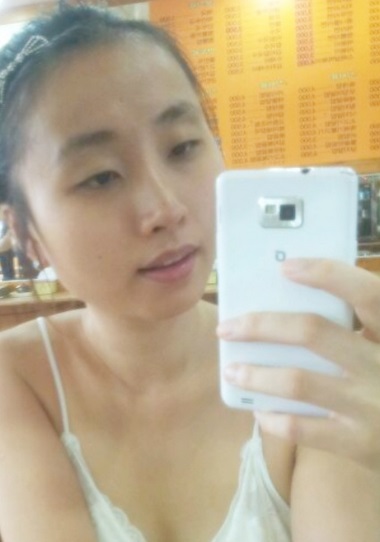 성인 연극 배우 이유린이 아이돌 그룹 블락비의 재효와 성관계를 맺고 싶다는 글을 남겨 논란이 되고 있다. / 이유린 블로그