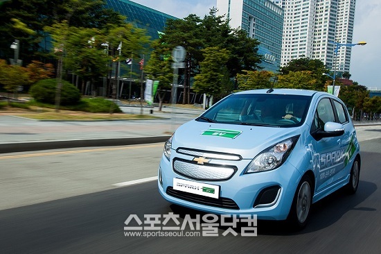 21일 한국지엠은 다음 달 28일 스파크EV의 양산 1호차를 창원시에 업무용 차량으로 공급하는 것을 시작으로 전기차의 공공·민간 보급사업에 첫발을 내딛는다고 밝혔다. / 사진 = 한국지엠 제공