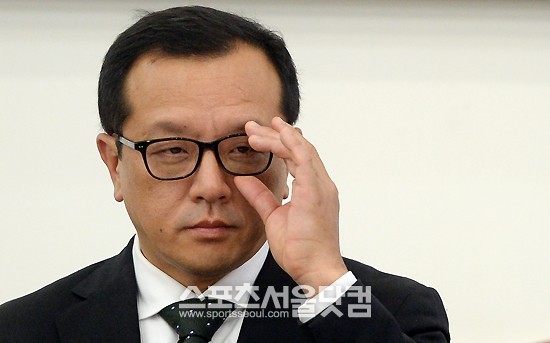 전두환 전 대통령의 장남인 전재국 시공사 대표가 21일 오후 서울 종로구 수송동 국세청에서 열린 기획재정위원회의 국세청에 대한 국정감사에 출석해 안경을 치켜올리고 있다. /이새롬 기자