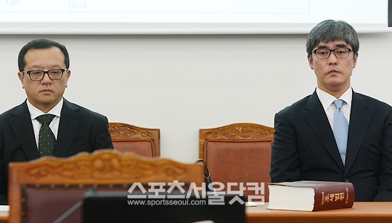 전두환 전 대통령의 장남인 전재국 시공사 대표(왼쪽)와 김우중 전 대우그룹 회장 삼남인 김선용 씨가 21일 오후 서울 종로구 수송동 국세청에서 열린 기획재정위원회의 국세청에 대한 국정감사에 출석해 순서를 기다리고 있다. /이새롬 기자