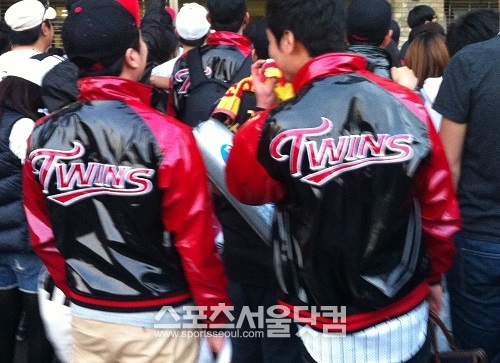 경기가 끝나고 LG 팬들이 유광점퍼를 입고 최선을 다한 선수들을 응원하기 위해 기다리고 있다. / 잠실=이현용 인턴기자