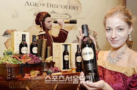 윌리엄그랜트앤선즈코리아가 22일 오전 서울 중구 플라자호텔에서 19년산 위스키 글렌피딕 19년 에이지 오브 디스커버리 마데이라 캐스크 출시 행사를 진행한 가운데 모델들이 글렌피딕 19년을 소개하고 있다. /최진석 기자