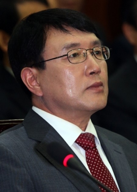 조영곤 서울중앙지검장이 22일 대검찰청에 자신에 대한 감찰을 요청했다. 사진은 전날 열린 서울중앙지검에 대한 국회 법제사법위원회 국정감사에서 조 지검장이 답변 도중 눈물을 흘리고 있는 모습. / 서울신문 제공