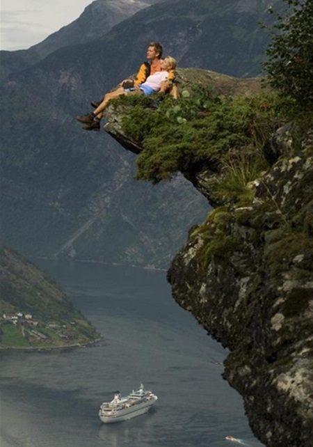 벼랑에 설치된 의자 4탄 게시물 속 남녀가 주위 풍경을 즐기고 있다. / 온라인 커뮤니티