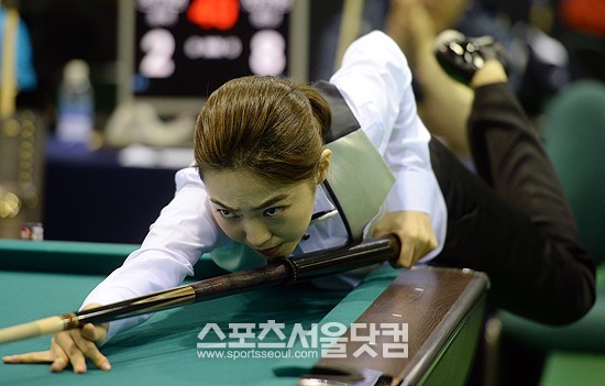 당구여신 차유람(충남연맹)이 22일 오전 인천광역시 인재개발원체육관에서 열린 제94회 전국체육대회 여자 포켓9볼 예선경기를 펼치고 있다./인천=임영무 기자