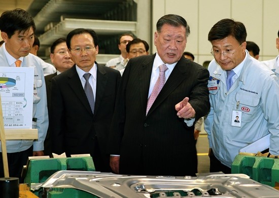 정몽구 현대차그룹 회장이 22일(현지시간) 오전 러시아 상트페테르부르크에 위치한 현대차 생산공장을 방문해 임직원들을 격려하고 생산품질을 점검했다./현대차그룹 제공