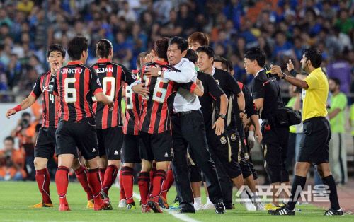 지난 3일 이란 테헤란 아지디 스타디움에서 열린 FC서울과 이란 에스테그랄의 AFC 챔피언스리그 4강 2차전에서 최용수 감독이 첫 골을 넣은 
하대성 선수와 포옹하고 있다. 테헤란 | 사진공동취재단