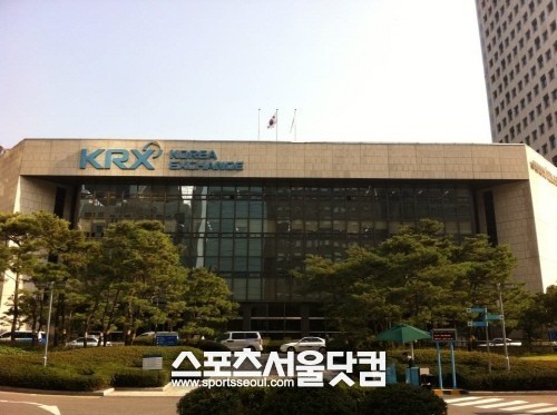 한국거래소가 편법적으로 성과급을 지급하고 과도한 복지 혜택을 주는 등의 사실이 적발되면서 방만한 경영을 하고 있다는 비판을 받고 있다. / 더팩트DB