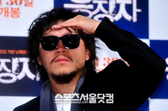 배우 양동근이 24일 오후 서울 광진구 자양동 롯데시네마 건대입구에서 열린 영화 응징자 언론시사회에 참석하고 있다. /이영훈 인턴기자