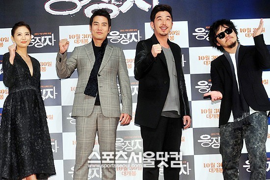 배우 이태임과 주상욱, 장태성, 양동근(왼쪽부터)이 24일 오후 서울 광진구 자양동 롯데시네마 건대입구에서 열린 영화 응징자 언론시사회에 참석해 포토타임을 갖고 있다. /이영훈 인턴기자