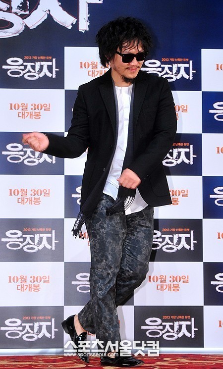 배우 양동근이 24일 오후 서울 광진구 자양동 롯데시네마 건대입구에서 열린 영화 응징자 언론시사회에 참석해 포토타임을 갖고 있다. /이영훈 인턴기자