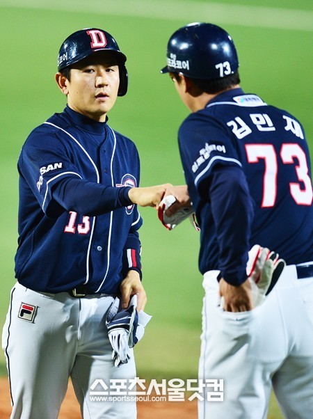 삼성 라이온즈와 두산 베어스의 한국시리즈 1차전이 24일 오후 대구 시민운동장 야구장에서 열린 가운데 2회초 두산 손시헌(왼쪽)이 역전 안타를 친 뒤 1루에서 김민재 코치와 하이파이브를 하고 있다. 대구=배정한 기자