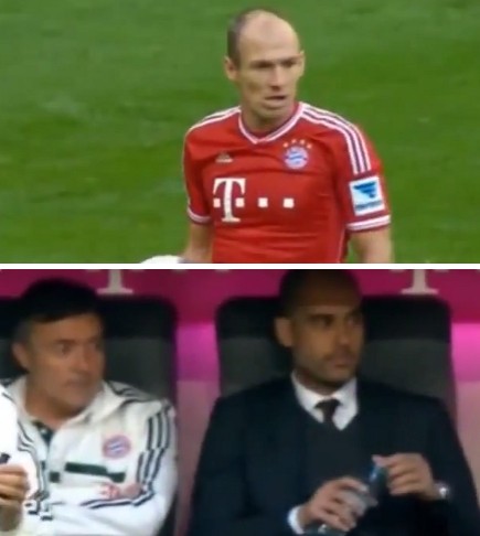 바이에른 뮌헨의 간판 미드필더 아르옌 로벤(위)이 지난 19일 알리안츠 아레나에서 4-1로 이긴 2013~2014시즌 독일 분데스리가 9라운드 마인츠05와 홈경기서 페널티킥을 차려했지만, 펩 과르디올라 감독의 지시로 거부당하자 불만을 감추지 못하고 있다. / 유튜브 영상 캡처