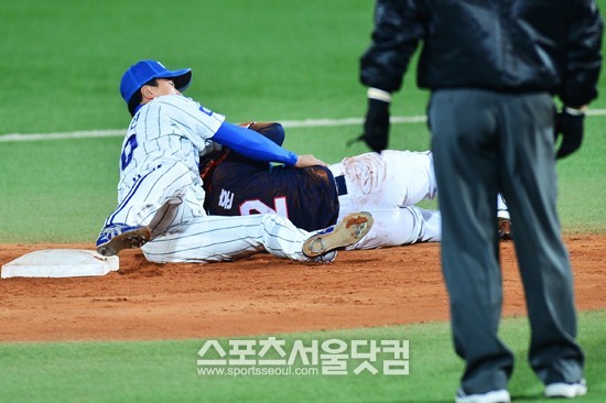 삼성 라이온즈와 두산 베어스의 한국시리즈 2차전이 25일 오후 대구 시민운동장 야구장에서 열린 가운데 9회초 삼성 정현(왼쪽)과 두산 최재훈이 2루에서 충돌 뒤 쓰러져 있다. / 대구=배정한 기자