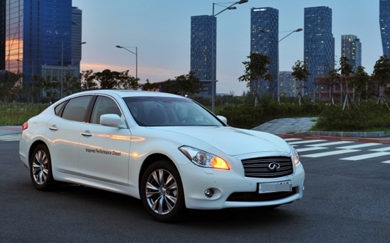 인피니티 M30d는 3.0ℓ V6 터보 디젤 엔진과 수동 변속을 지원하는 7단 트랜스미션을 탑재해 최고 출력 238마력, 최대 토크 56.1kgㆍm의 성능을 발휘한다./인피니티 제공