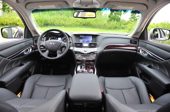 인피니티 M30d 내관