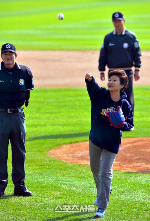 박근혜 대통령이 한국시리즈 3차전 시구를 했다./ 더팩트DB