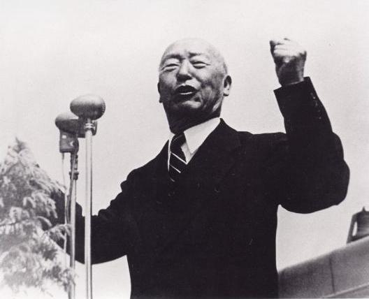 박근혜 대통령 시구가 화제인 가운데 이승만 초대 대통령도 시구에 나선 바 있다. / 건국대통령이승만기념사업회 홈페이지