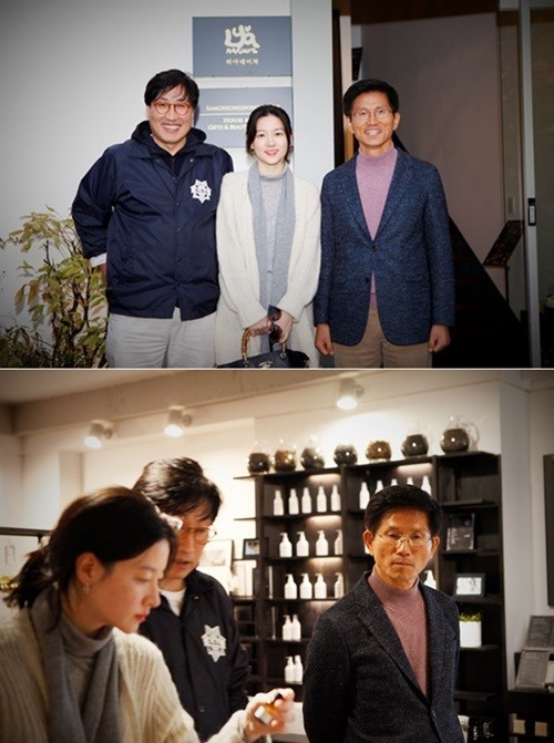 이영애 남편 정호영 씨와 배우 이영애(왼쪽), 김문수 경기지사(오른쪽·이상 아래 사진)가 진열된 상품을 둘러보고 있다.