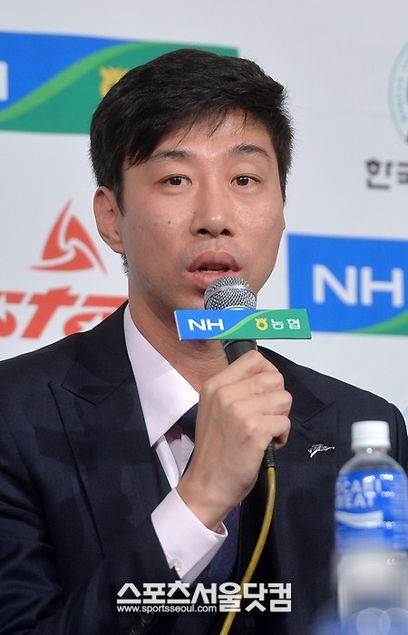 ‘NH농협 2013-14 V리그’ 개막을 알리는 남자부 미디어데이가 28일 오후 서울 청담동 리베라호텔에서 열린 가운데 신생팀 러시앤캐시 김세진 감독이 취재진의 질문에 답하고 있다. /문병희 기자