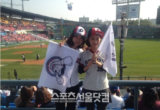 27일 두산 베이스와 삼성 라이온즈의 2013 한국야쿠르트 세븐 프로야구 한국시리즈 3차전이 열린 잠실구장을 찾은 두산 팬 이보림(왼쪽)씨와 남은지씨. / 잠실=이성노 인턴기자