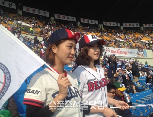 두산 베어스의 우승을 굳게 믿고 있는 남은지(왼쪽)씨와 이보림씨. / 잠실=이성노 인턴기자