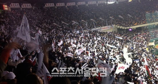 28일 잠실에서 열린 두산과 삼성의 한국시리즈 4차전에서 두산 정수빈이 선취 득점을 올리자 두산 팬들이 환호하고 있다. / 잠실=이현용 인턴기자