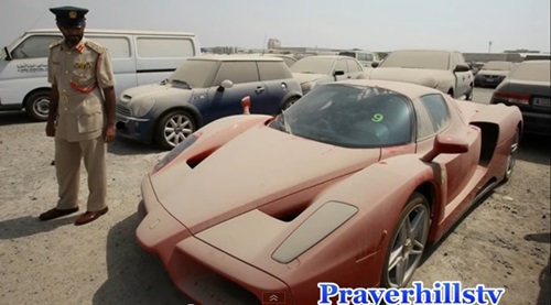 먼지를 뒤집어쓴 엔초 페라리가 찍힌 동영상이 인터넷 상에서 화제다. / 유튜브 캡처