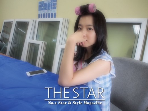 박보영 일상 화보 속 박보영이 머리에 미용용 롤을 꽂은 채 카메라를 바라보고 있다. / 더 스타