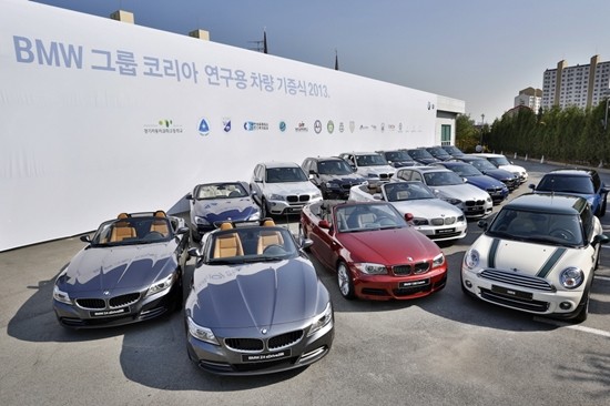 30일 BMW그룹 코리아는 ‘기술 인력 양성 프로그램’을 함께 진행하고 있는 대학 및 자동차 특성화 학과가 있는 고등학교, 인천인력개발원 등에 연구용 차량 18대를 기증했다./BMW 제공