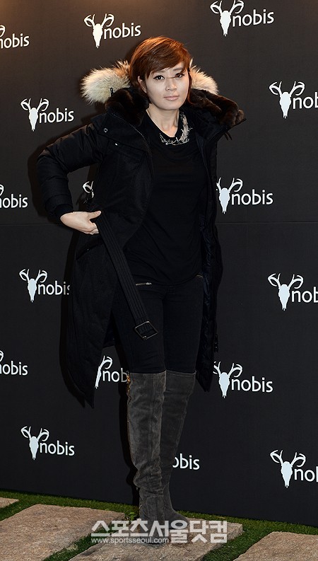 배우 김혜수가 30일 저녁 서울 강남구 청담동 비욘드 뮤지엄에서 열린 프리미엄 아우터 브랜드 노비스 런칭 기념 패션쇼에 참석해 포토타임을 갖고 있다./임영무 기자