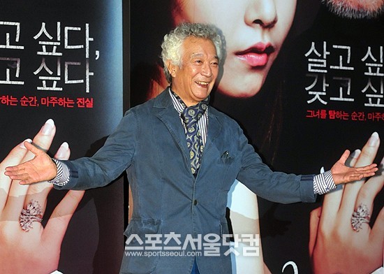 배우 강신성일이 30일 오후 서울 중구 을지로6가 동대문 메가박스에서 열린 영화 야관문:욕망의 꽃 언론 시사회에 참석해 포토타임을 갖고 있다. /이영훈 인턴기자