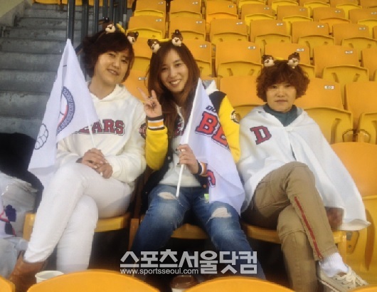 함께 온 친구들과 사진촬영을 하고 있는 이윤서씨.(가운데)