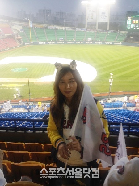 29일 두산 베어스와 삼성 라이온즈의 2013시즌 한국야쿠르트 세븐  프로야구 한국시리즈 5차전이 열린 잠실 구장을 찾은 20년 지기 두산 열혈팬 이윤서씨 / 잠실=이성노 인턴기자