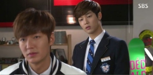 SBS 상속자들에서 윤찬영으로 등장하는 강민혁(오른쪽). 극 중 차은상(박신혜)의 흑기사를 자처하는 캐릭터로 여성팬들의 마음을 훔치고 있다./SBS 화면캡처