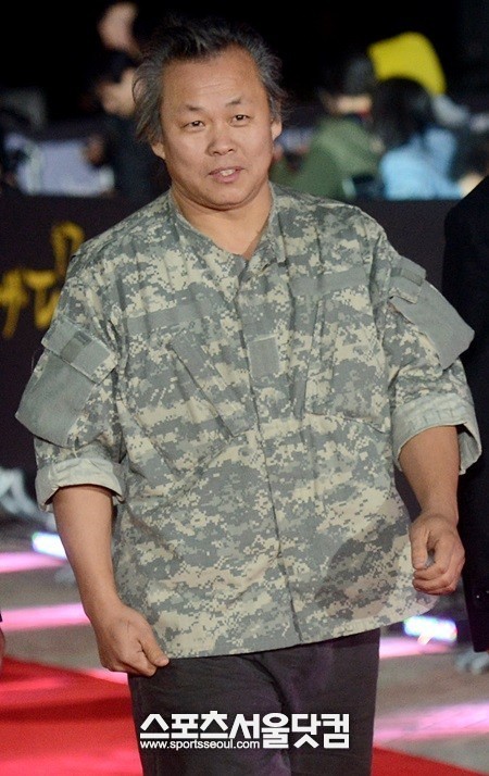 영화 붉은 가족의 시나리오를 쓴 김기덕 감독이 31일 오후 서울 성동구 행당동에 있는 왕십리 CGV에서 열린 붉은 가족 기자간담회에 참석해 시나리오를 쓰게 된 이유를 설명했다./더팩트DB