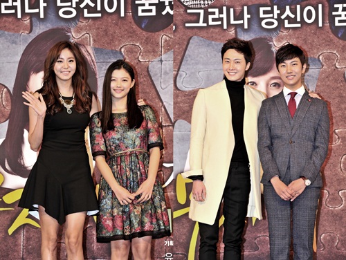 유이와 김유정, 정일우와 오재무(왼쪽부터)가 다정하게 포즈를 취하며 서로 신뢰를 보이고 있다./MBC 제공