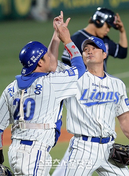 31일 저녁 대구구장에서 펼쳐진2013한국야쿠르트 세븐 프로야구 삼성 라이온즈와 두산 베어스의 한국시리즈 6차전 경기가 6:2 삼성의 승리로 끝난 가운데 삼성 오승환(오른쪽)과 진갑용이 승리를 자축하고 있다. /대구=임영무 기자