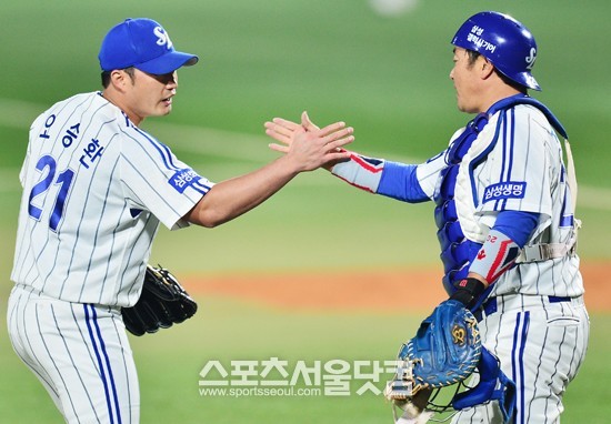 삼성 라이온즈와 두산 베어스의 한국시리즈 6차전이 31일 오후 대구야구장에서 열린 가운데 9회초 삼성 오승환(왼쪽)과 진갑용이 승리를 확정지은 뒤 하이파이브를 하고 있다. / 대구=배정한 기자