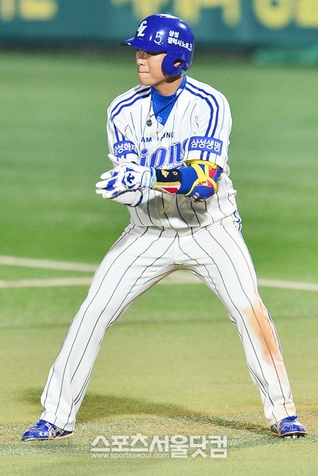 삼성 라이온즈와 두산 베어스의 한국시리즈 7차전이 1일 오후 대구야구장에서 열린 가운데 6회말 삼성 정병곤이 안타를 친 뒤 기뻐하고 있다. / 대구=배정한 기자