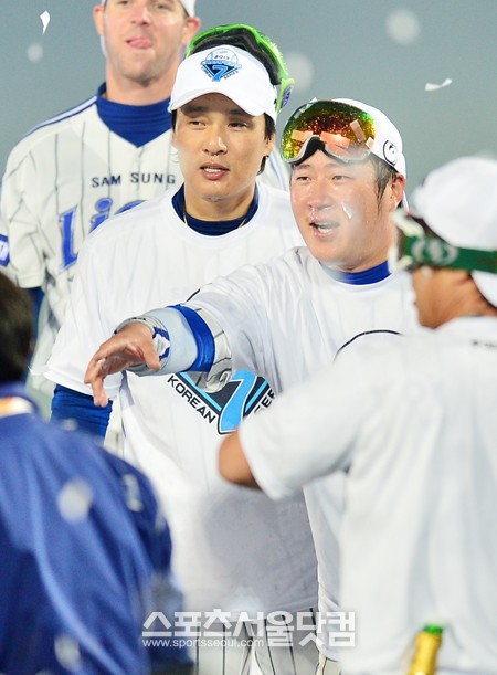 삼성 라이온즈와 두산 베어스의 한국시리즈 7차전이 1일 오후 대구야구장에서 열린 가운데 우승을 확정지은 뒤 삼성 이승엽과 최형우가 기뻐하고 있다. / 대구=배정한 기자